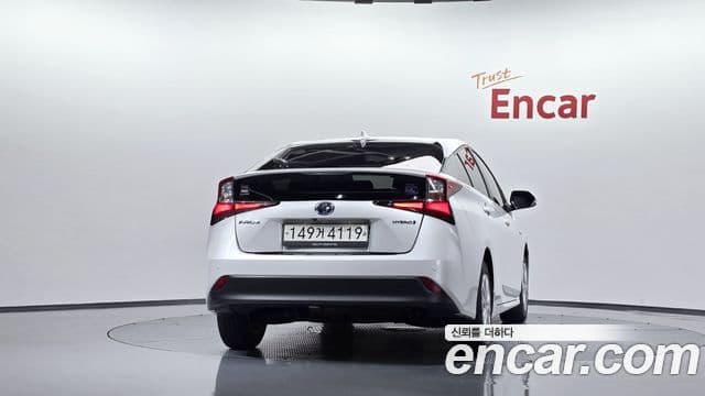 Toyota Prius 2022 — ფოტო 6/30