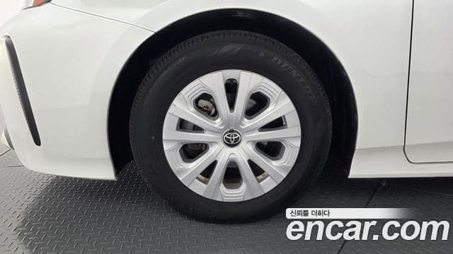 Toyota Prius 2022 — ფოტო 23/30