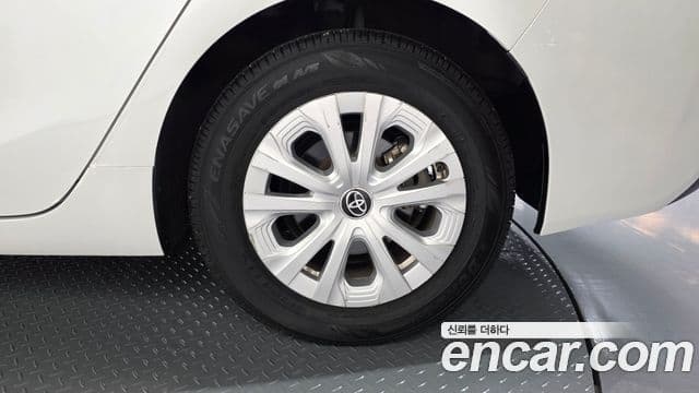 Toyota Prius 2022 — ფოტო 4/30