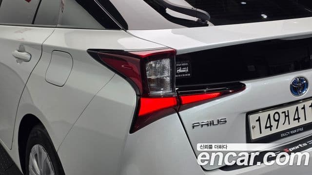 Toyota Prius 2022 — ფოტო 28/30