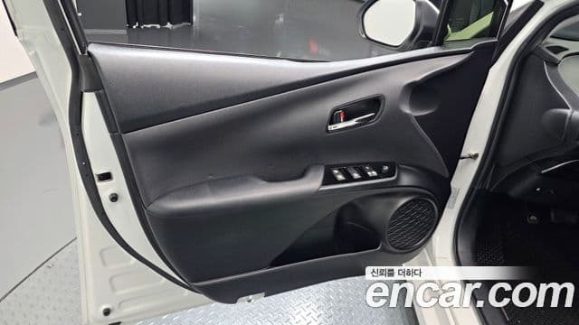 Toyota Prius 2022 — ფოტო 18/30