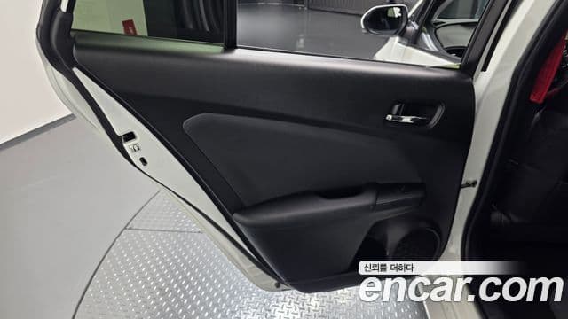 Toyota Prius 2022 — ფოტო 27/30