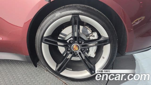 Porsche Taycan 2020 — Photo 25/36