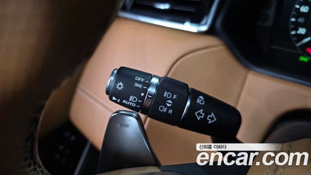 Land Rover Range Rover Velar 2018 — Şəkil 12/35