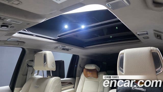 Cadillac Escalade 2023 — Фото 18/20