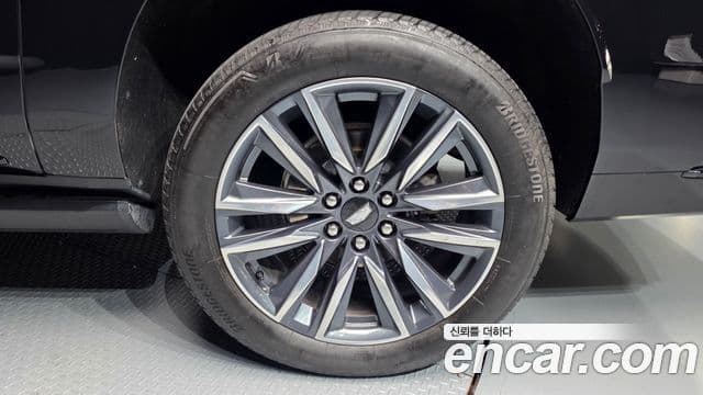 Cadillac Escalade 2023 — ფოტო 34/39