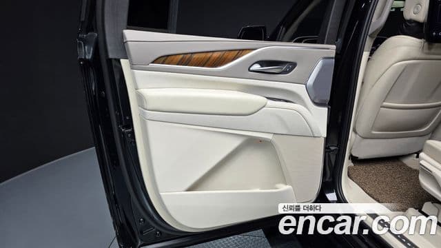 Cadillac Escalade 2023 — ფოტო 7/39