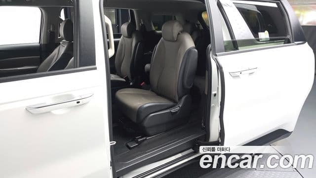 Kia Carnival 2024 — ფოტო 28/30
