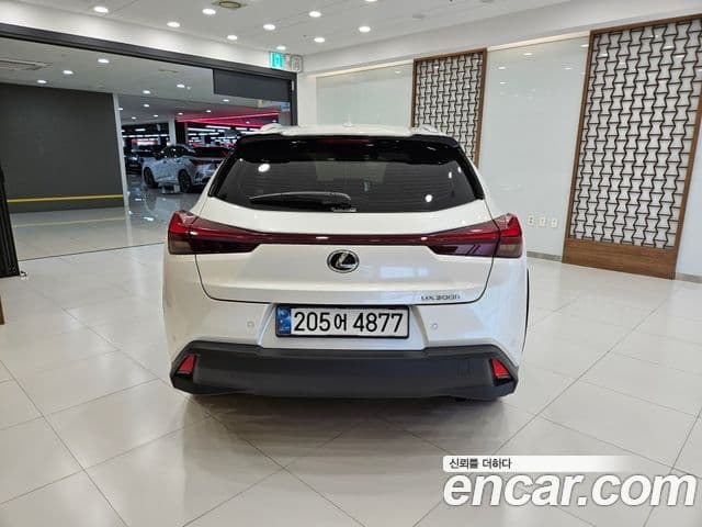 Lexus UX300h 2025 — Фото 3/15