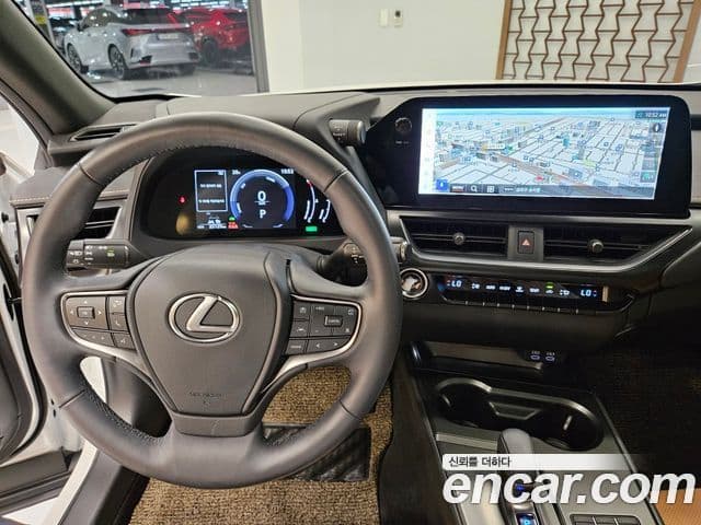 Lexus UX300h 2025 — Фото 7/15