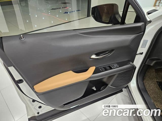 Lexus UX300h 2025 — Фото 14/15