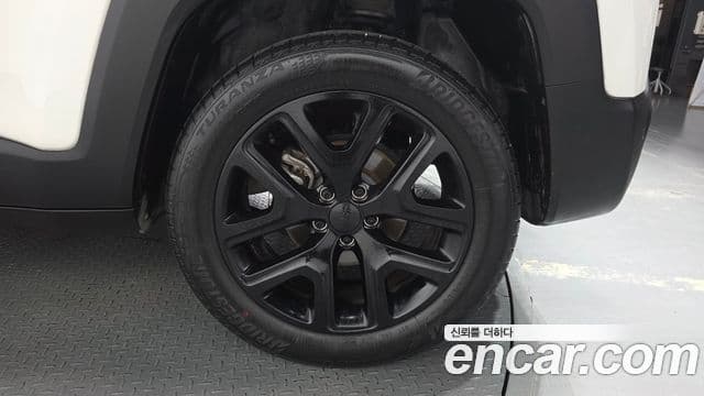 Jeep Renegade 2022 — ფოტო 25/35