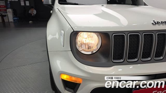 Jeep Renegade 2022 — ფოტო 1/35