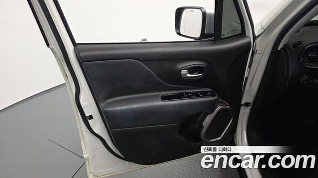 Jeep Renegade 2022 — ფოტო 26/35