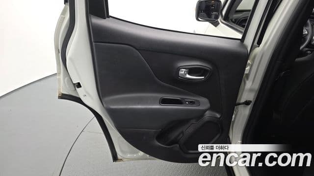 Jeep Renegade 2022 — ფოტო 27/35