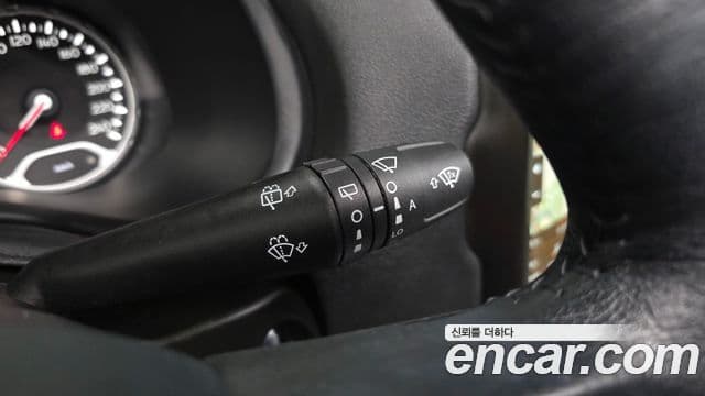 Jeep Renegade 2022 — ფოტო 20/35