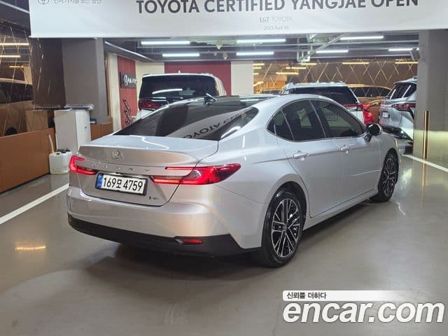 Toyota Camry 2025 — Photo 9/20