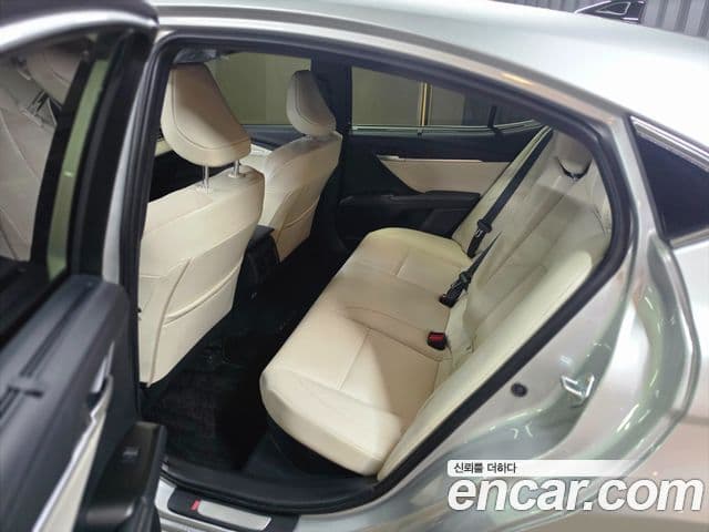 Toyota Camry 2025 — Photo 7/20