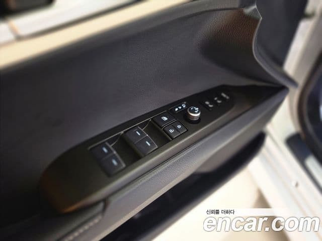 Toyota Camry 2025 — Photo 17/20