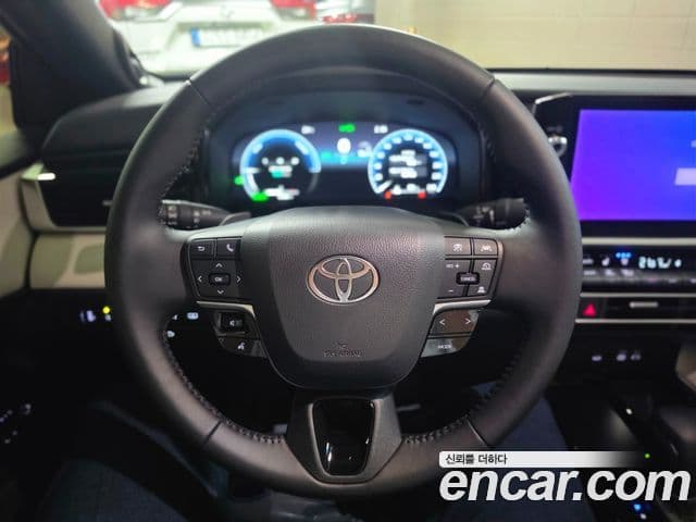 Toyota Camry 2025 — Photo 8/20