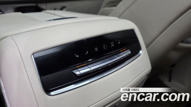 Cadillac Escalade 2021 — Фото 19/20