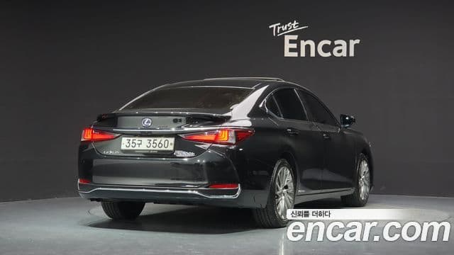 Lexus ES300h 2019 — Фото 2/20