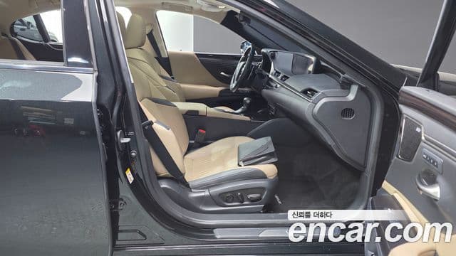 Lexus ES300h 2019 — Şəkil 17/38