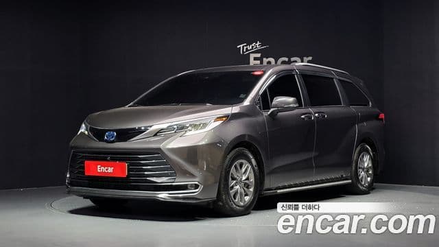Toyota Sienna 2024 — Фото 1/20