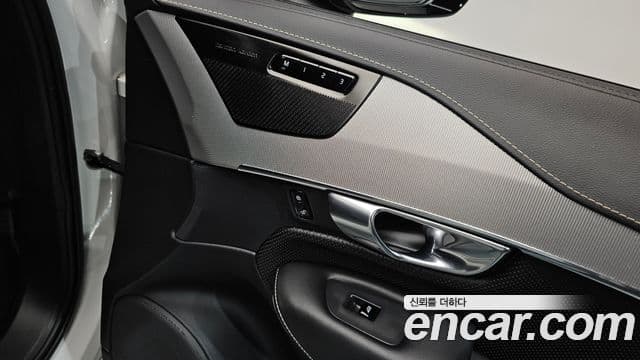 Volvo XC90 2020 — Şəkil 36/41