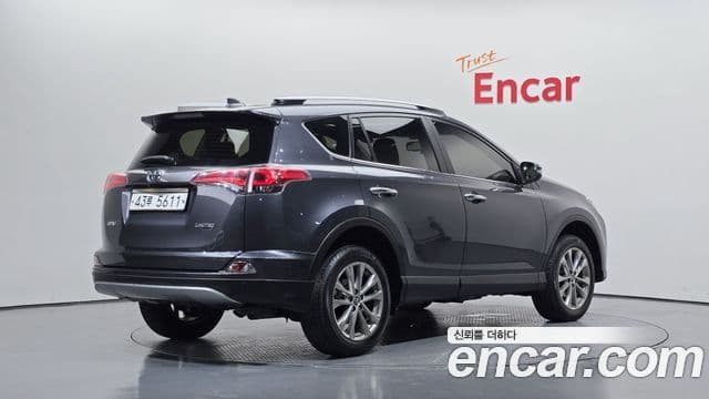 Toyota RAV4 2018 — Photo 27/33
