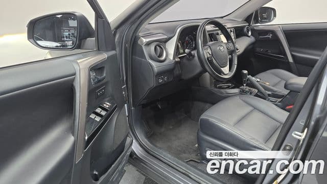 Toyota RAV4 2018 — Photo 7/33