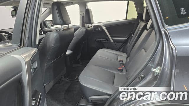 Toyota RAV4 2018 — Şəkil 16/33