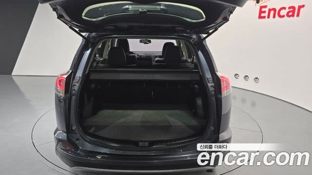 Toyota RAV4 2018 — Şəkil 25/33