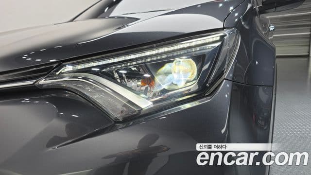 Toyota RAV4 2018 — Photo 11/33