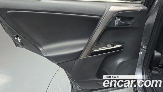 Toyota RAV4 2018 — Photo 17/33