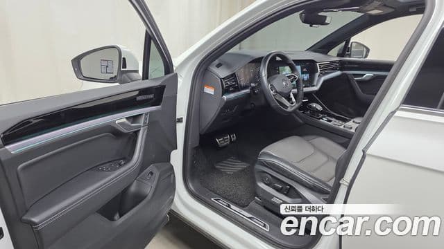 Volkswagen Touareg 2023 — Photo 36/37