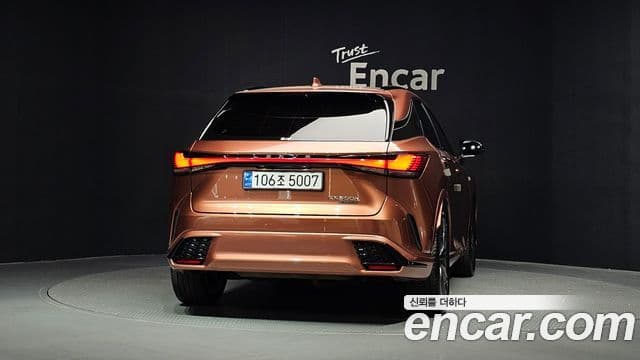 Lexus RX500h 2023 — ფოტო 1/20