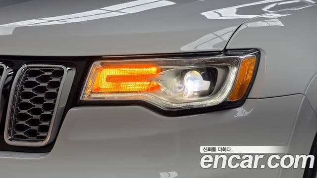 Jeep Grand Cherokee 2021 — ფოტო 26/31
