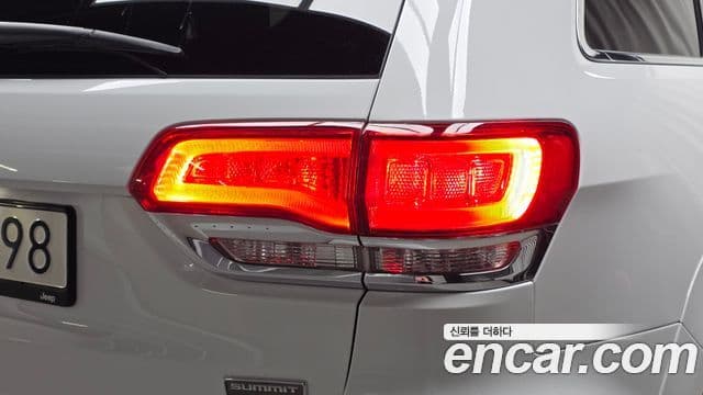 Jeep Grand Cherokee 2021 — ფოტო 28/31