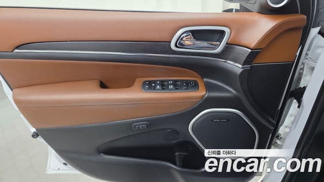 Jeep Grand Cherokee 2021 — ფოტო 20/31