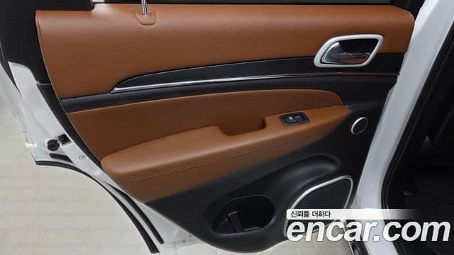 Jeep Grand Cherokee 2021 — ფოტო 23/31