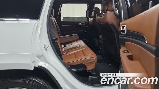 Jeep Grand Cherokee 2021 — ფოტო 21/31