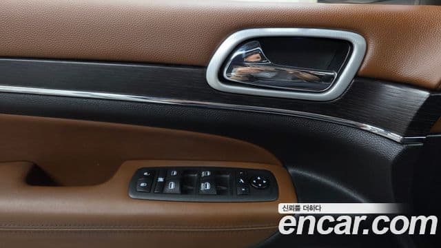 Jeep Grand Cherokee 2021 — ფოტო 15/31