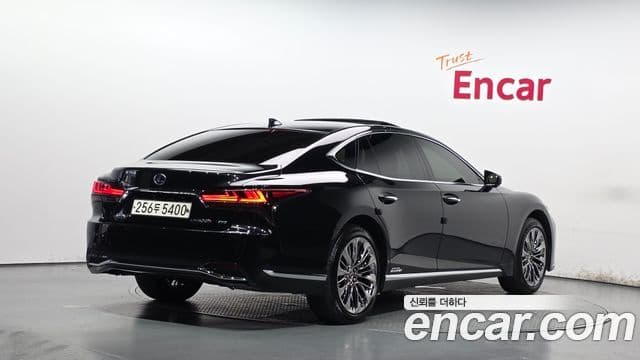 Lexus LS500h 2021 — ფოტო 28/42