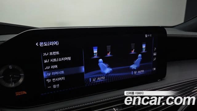Lexus LS500h 2021 — Şəkil 26/42