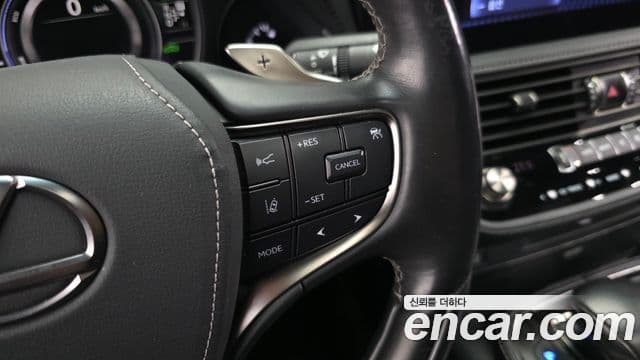 Lexus LS500h 2021 — Şəkil 23/42