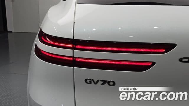 Genesis GV70 2021 — ფოტო 15/34