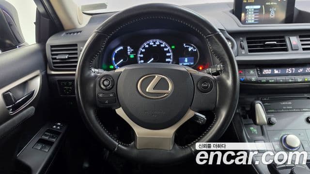 Lexus CT200h 2018 — Photo 21/31