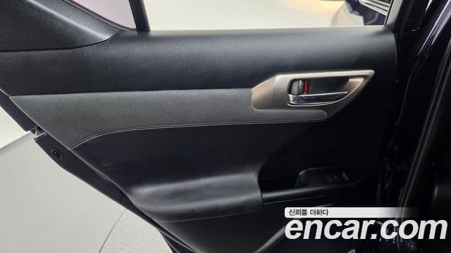 Lexus CT200h 2018 — Photo 31/31