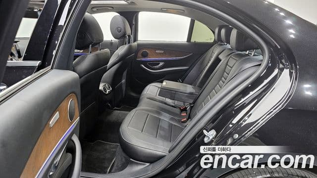 Mercedes-Benz E-Class 2018 — Şəkil 17/20